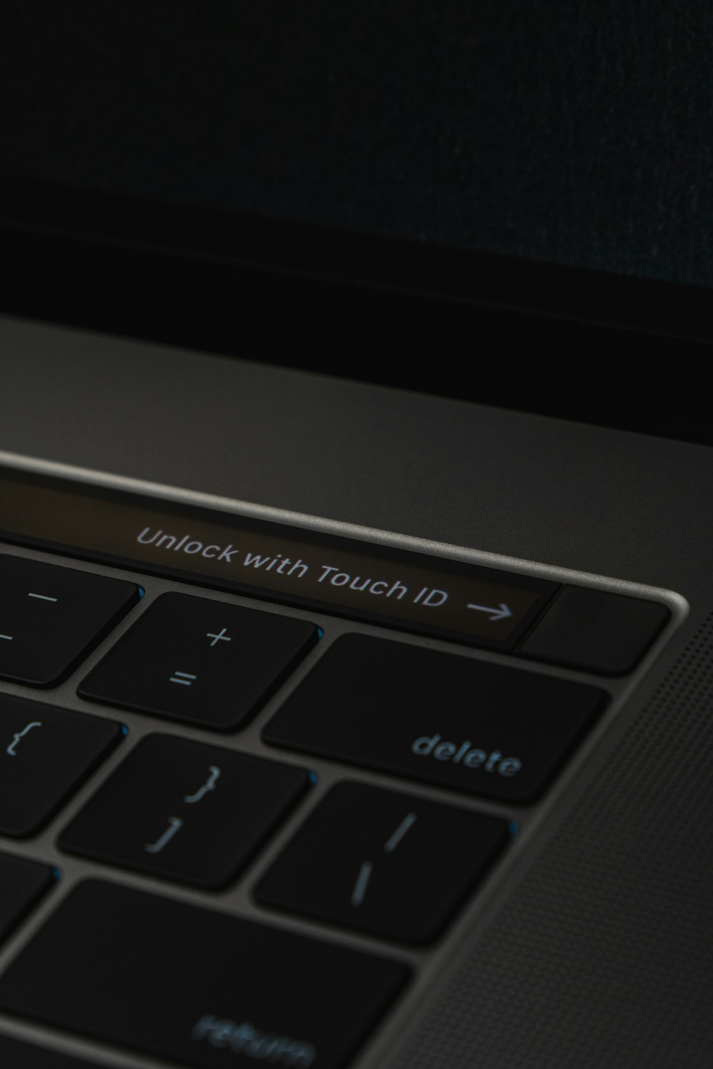 MacBook Air encendido que muestra la pantalla negra