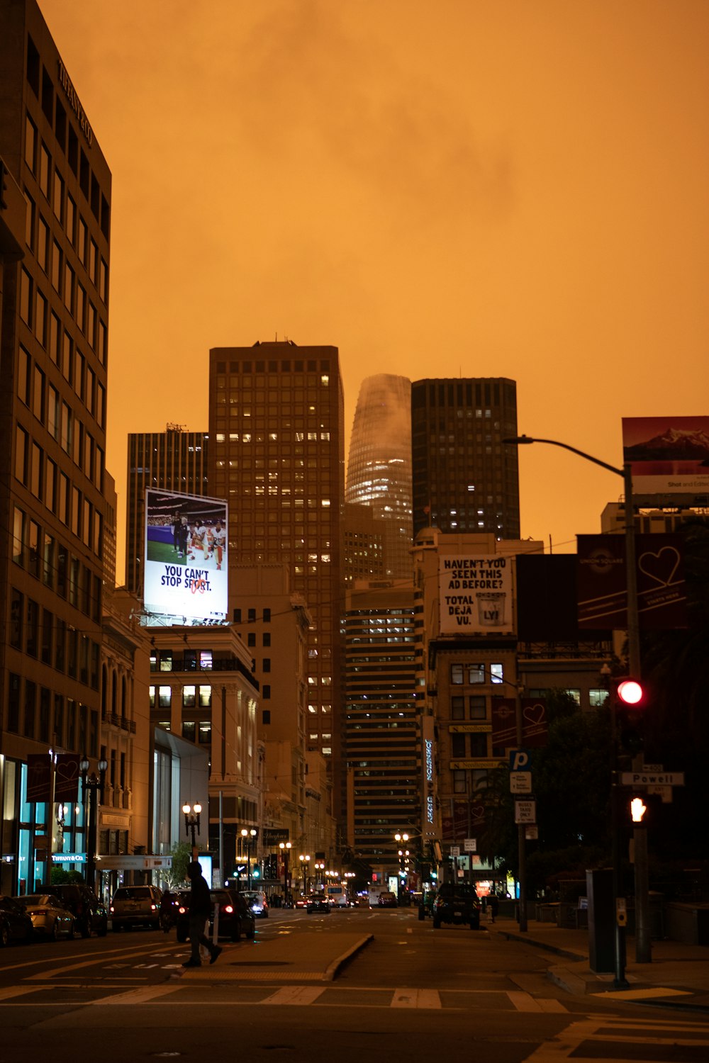 edificios de la ciudad bajo el cielo naranja durante la puesta del sol