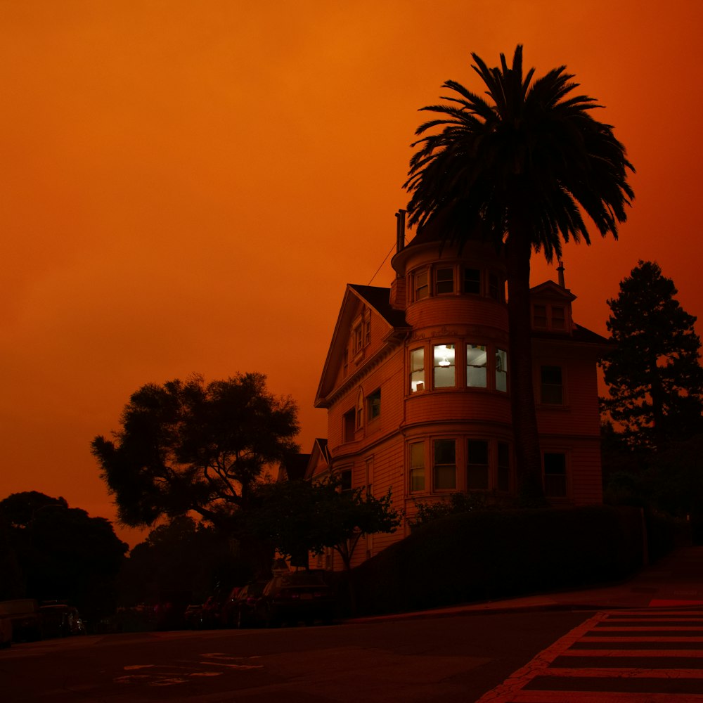 silhueta da árvore e da casa durante os incêndios do dia do trabalho