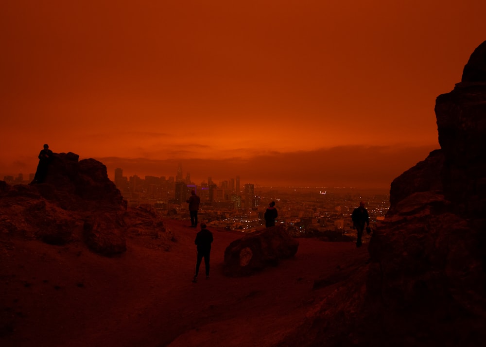 2020年の山火事でサンフランシスコを見下ろす人々のシルエット