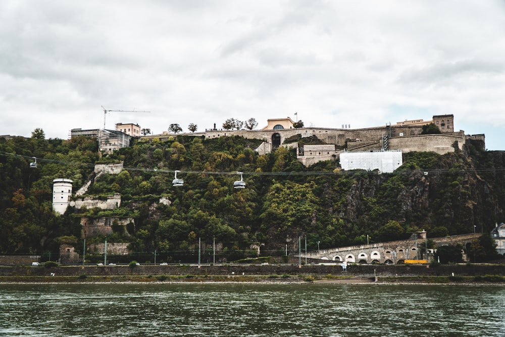 edificio in cemento marrone e bianco vicino allo specchio d'acqua durante il giorno