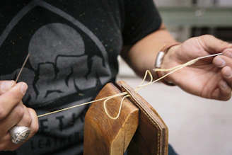 Artisan travaillant le cuir à la main, savoir-faire familial