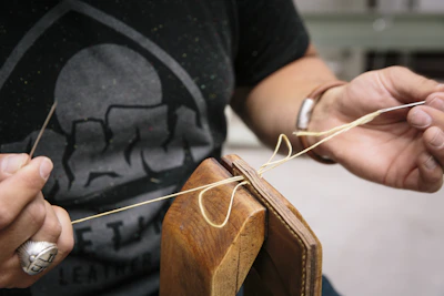 Artisan travaillant le cuir à la main, savoir-faire familial