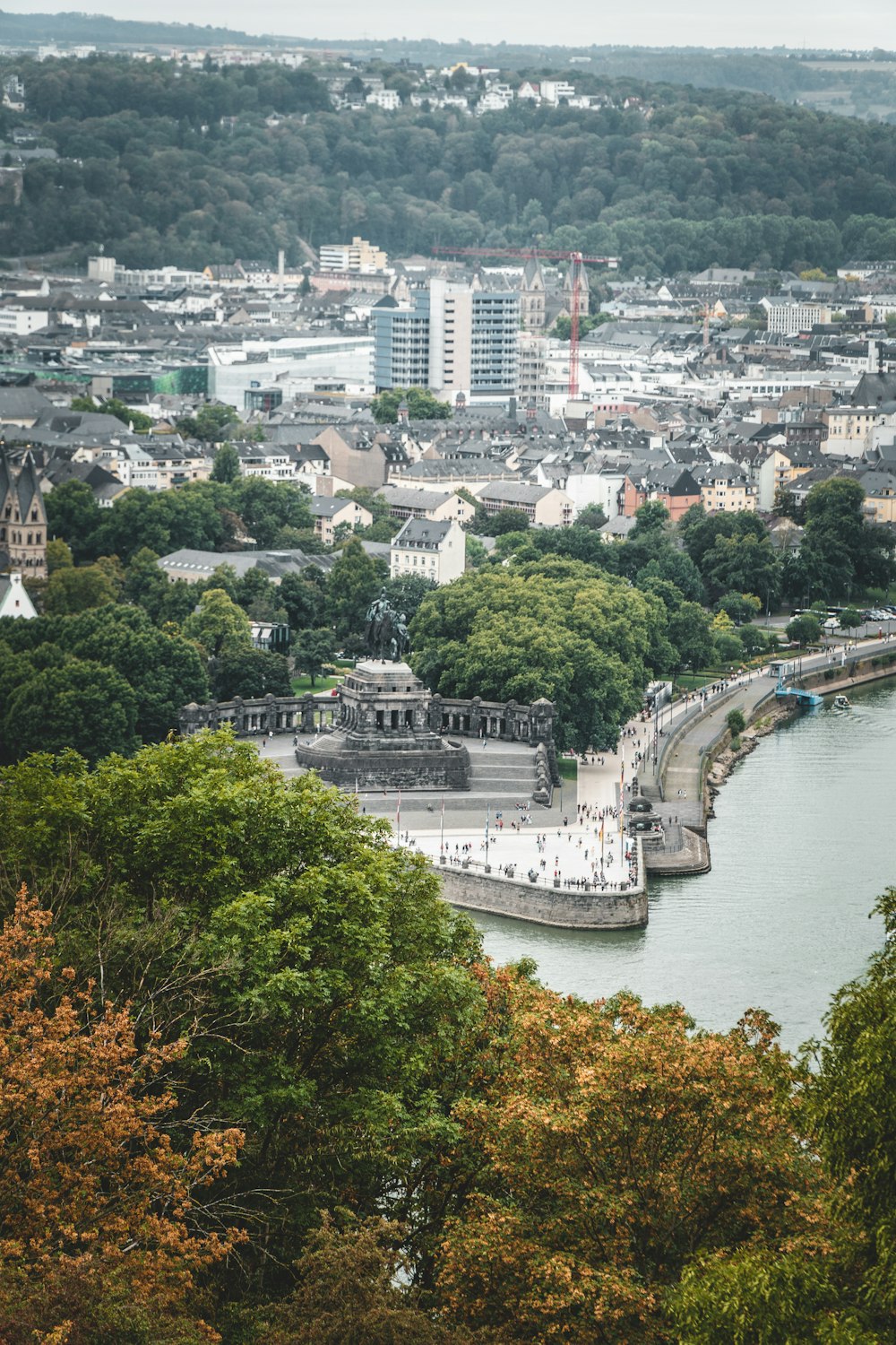 Vue aérienne des bâtiments de la ville près d’un plan d’eau pendant la journée