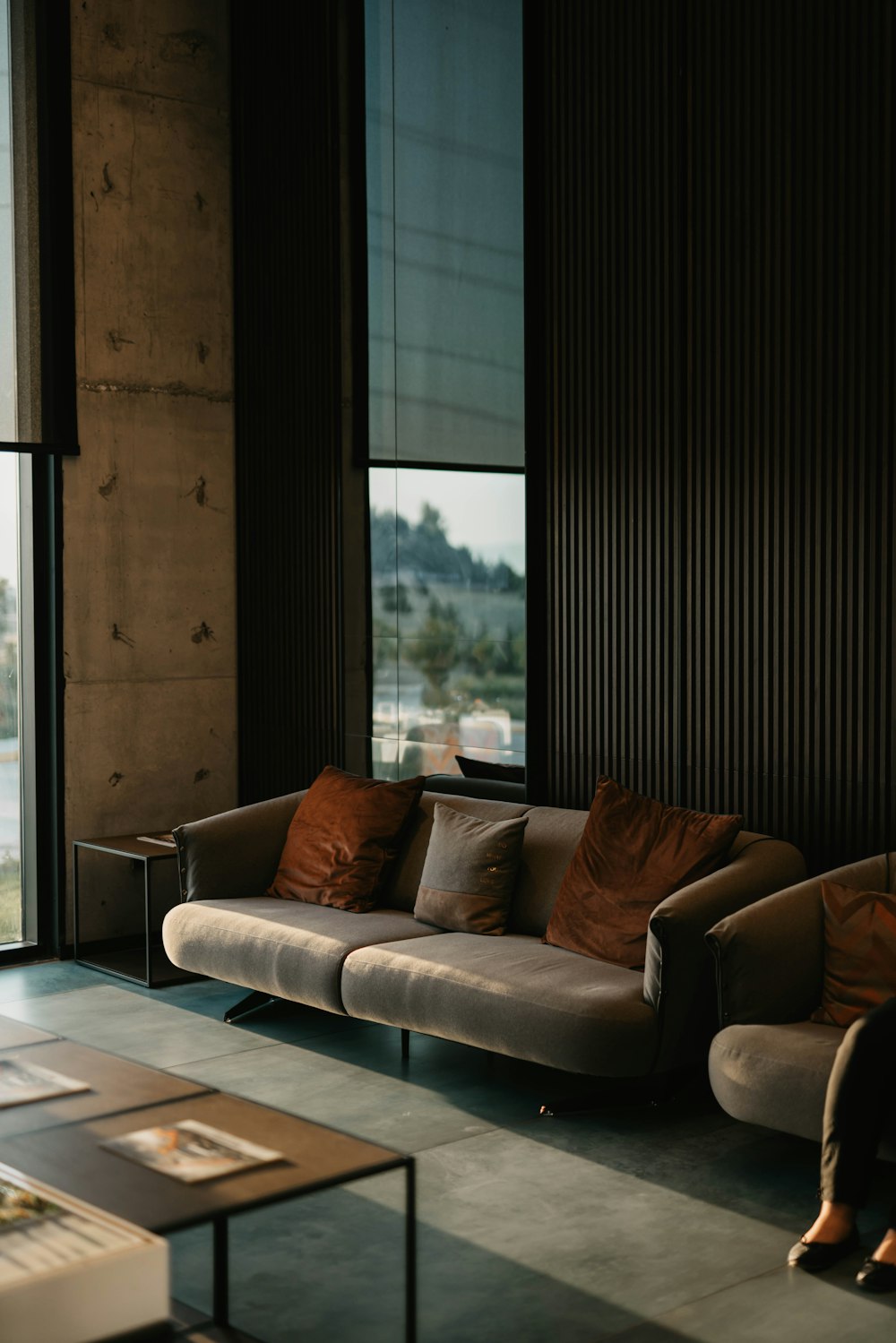 sofá marrom e branco ao lado da janela