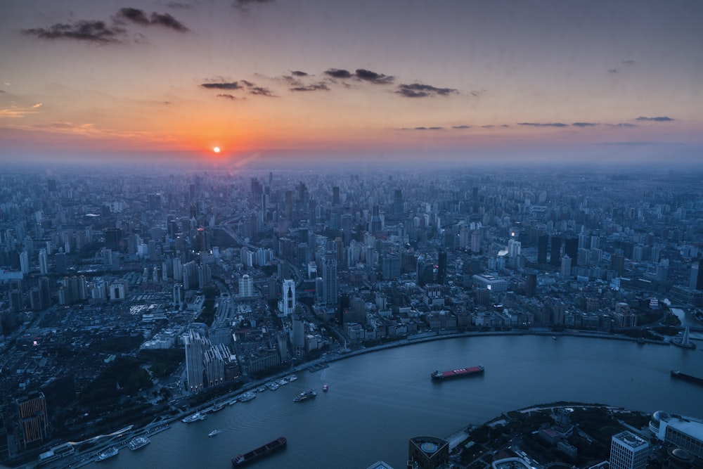 Vista aérea de los edificios de la ciudad durante la puesta del sol