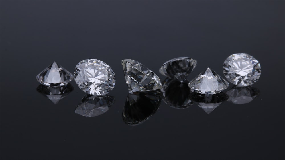 Dos anillos de plata con incrustaciones de diamantes