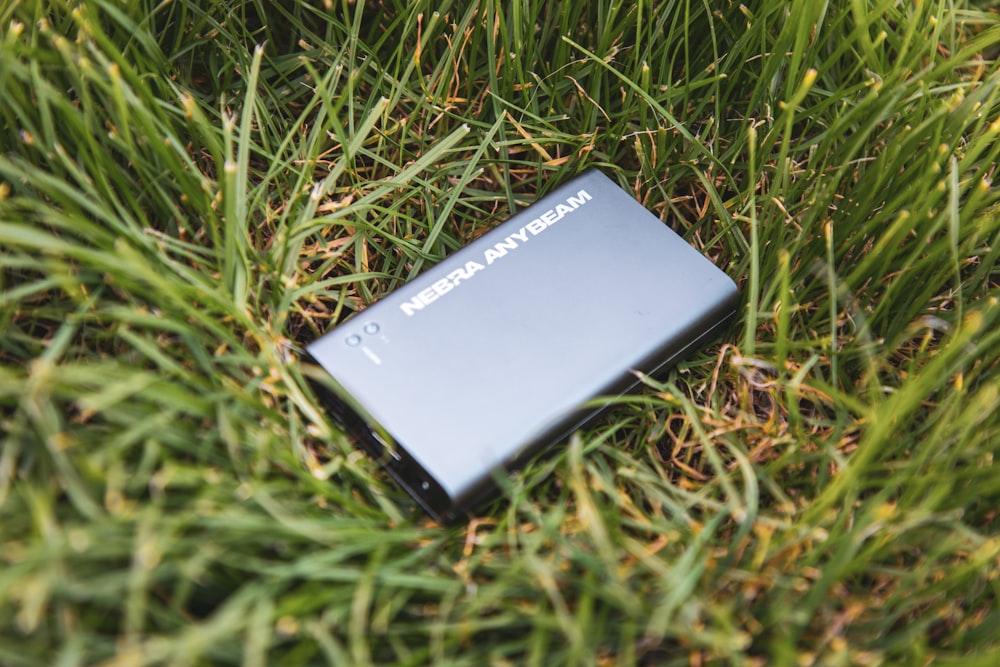 Sony Xperia negro sobre hierba verde