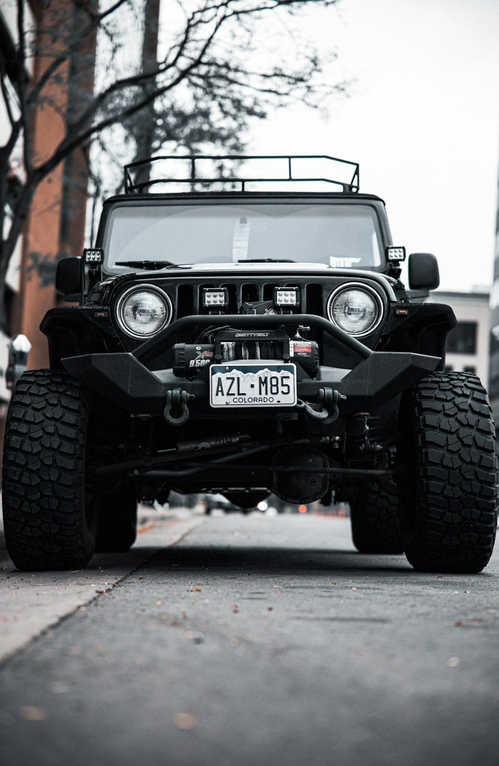 Jeep Wrangler negro en la carretera durante el día