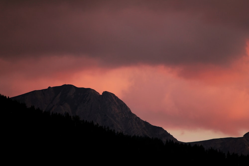 silhouette di montagna durante il tramonto