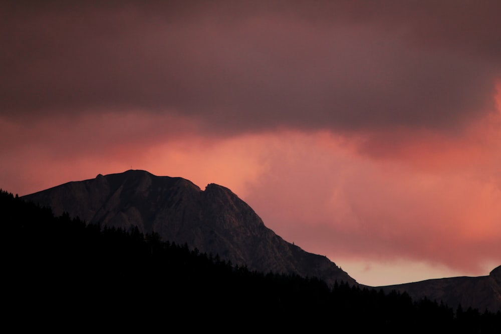 silhueta da montanha durante o pôr do sol