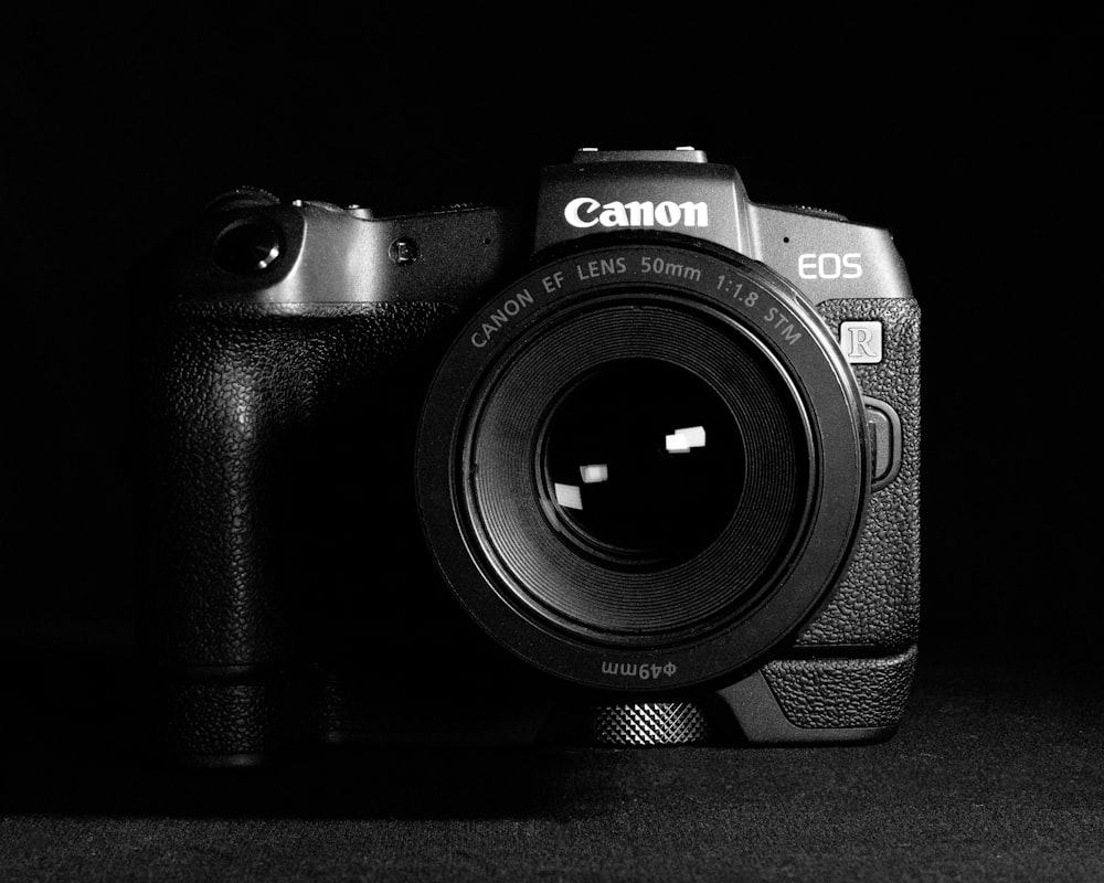 Appareil photo reflex numérique Nikon noir sur surface noire