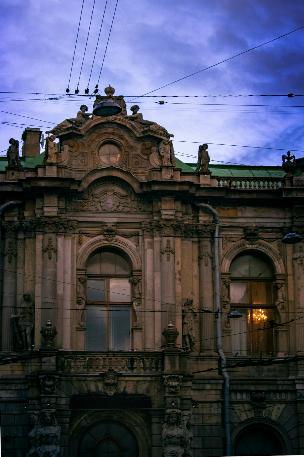 edificio in cemento marrone sotto il cielo blu durante il giorno