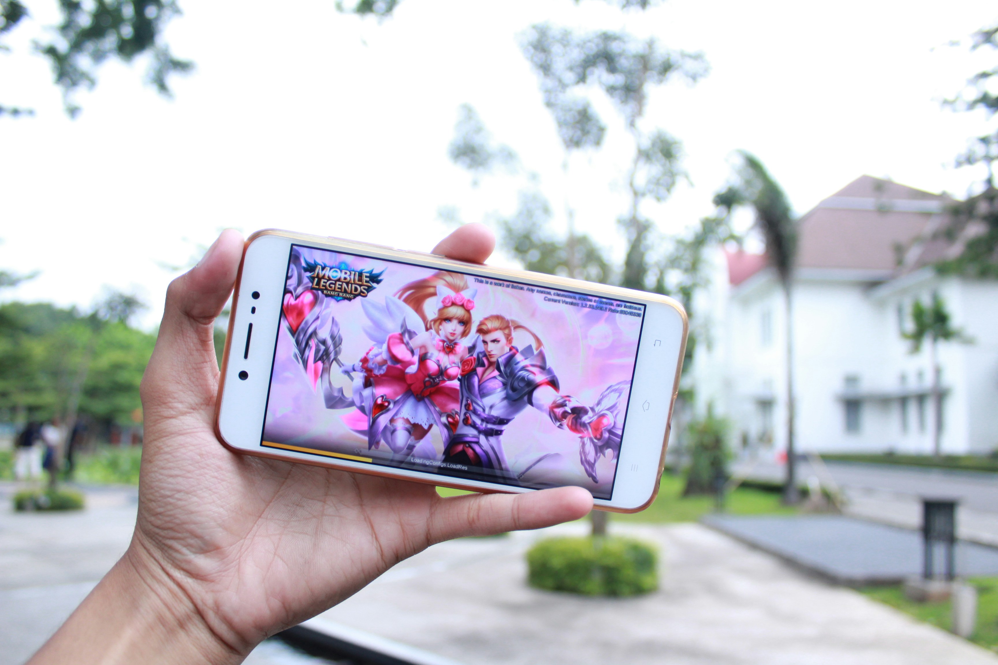 Orang yang Memegang iPhone 5 C Putih