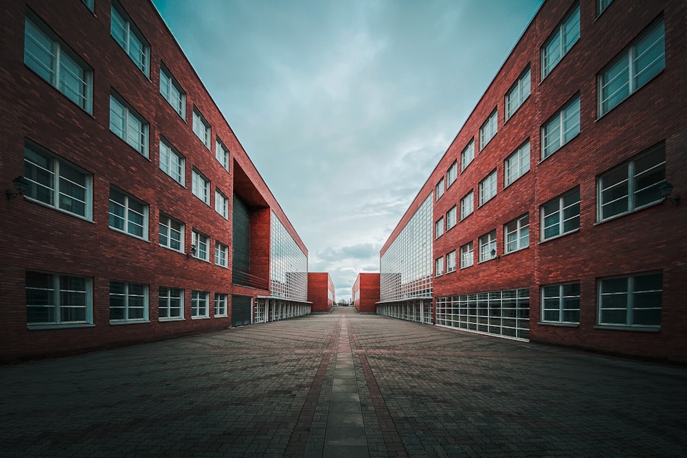 Edificio de hormigón rojo y negro bajo nubes blancas durante el día