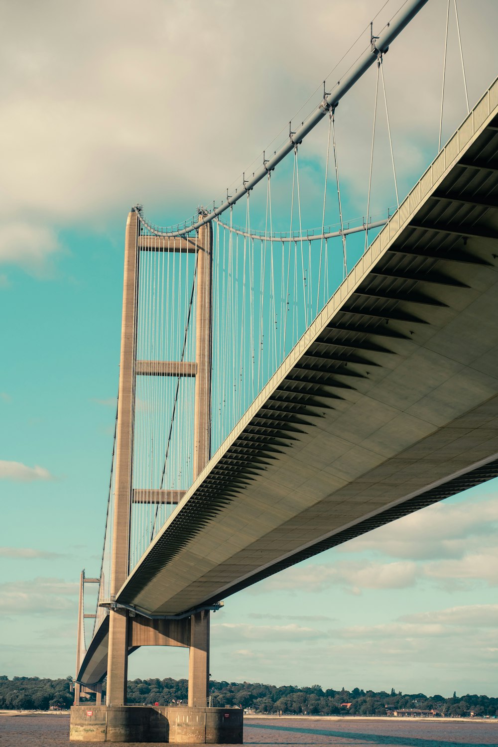 ponte grigio sotto il cielo blu durante il giorno