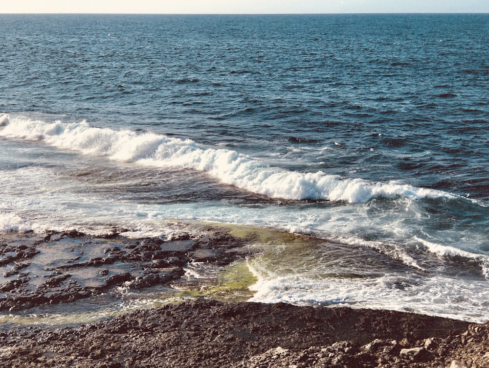 Les vagues de l’océan s’écrasent sur le rivage pendant la journée