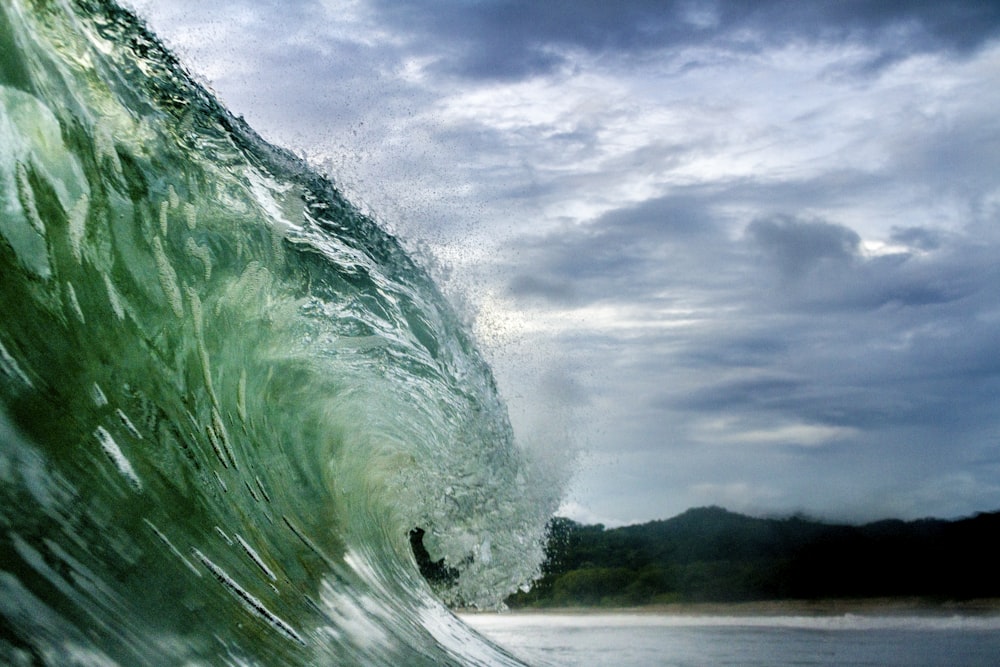 green water wave during daytime