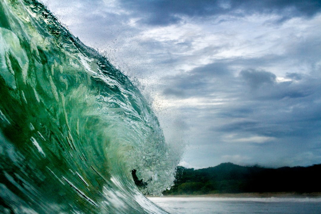 green water wave during daytime