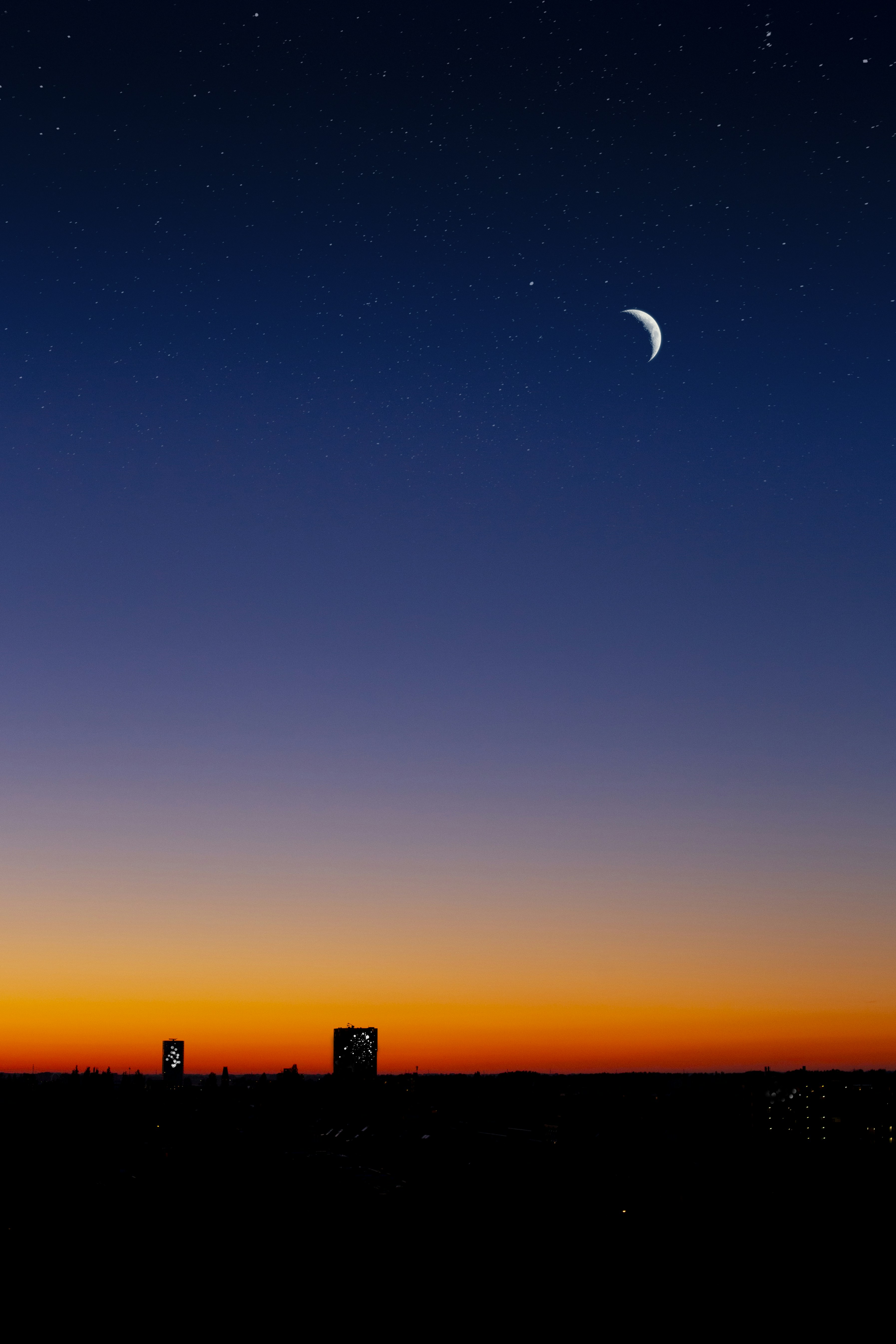 Silueta de los edificios de la ciudad durante la puesta del sol