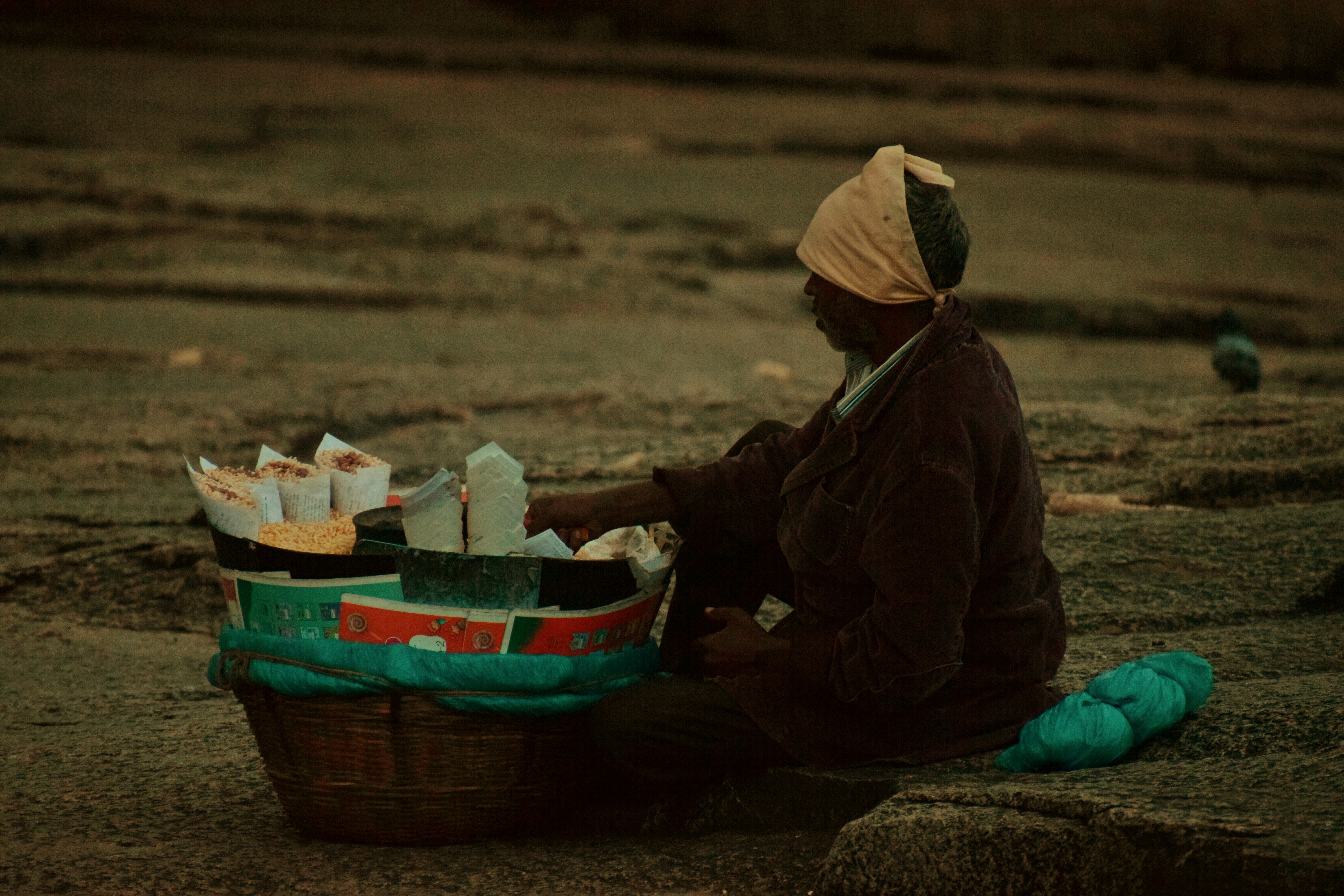 uomo in giacca marrone che si siede a terra