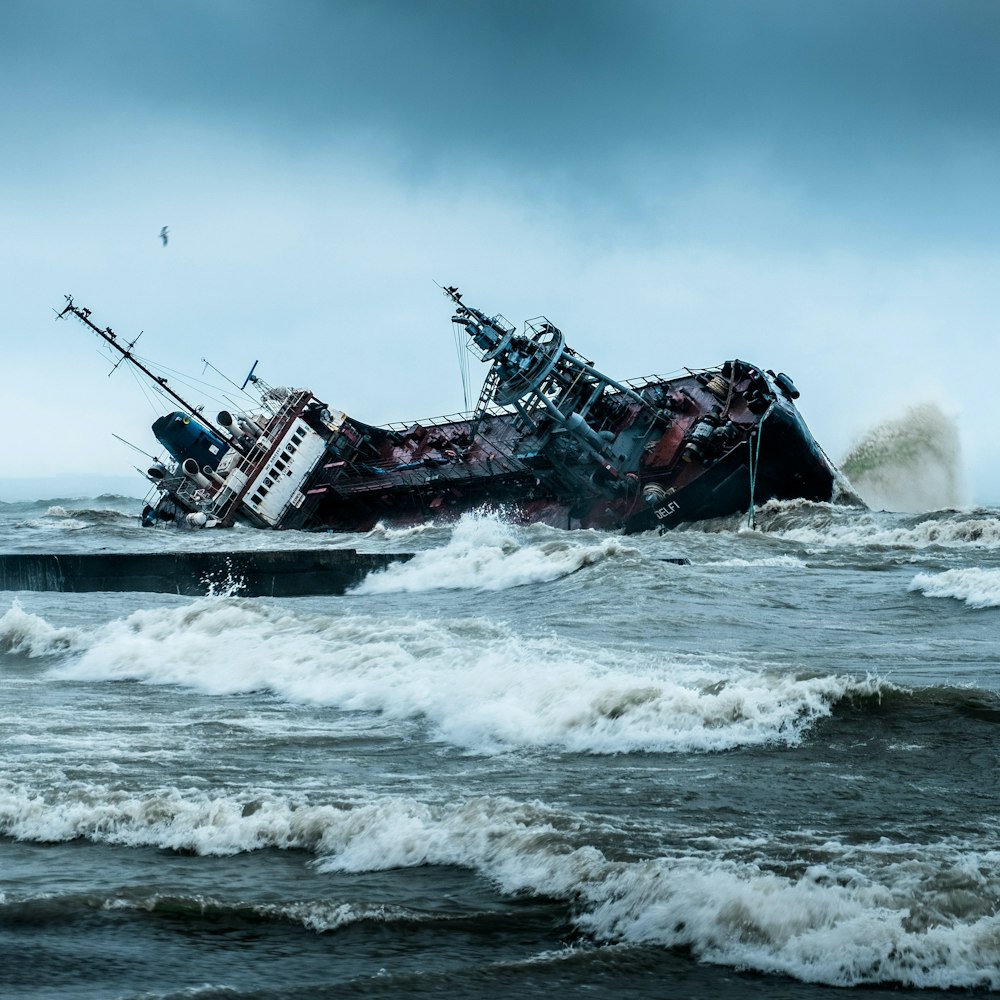 Barco negro y marrón en el mar durante el día