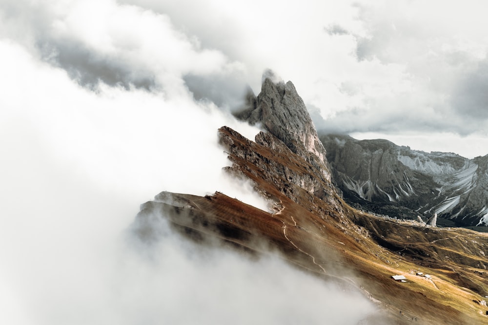 montagna rocciosa grigia sotto nuvole bianche durante il giorno