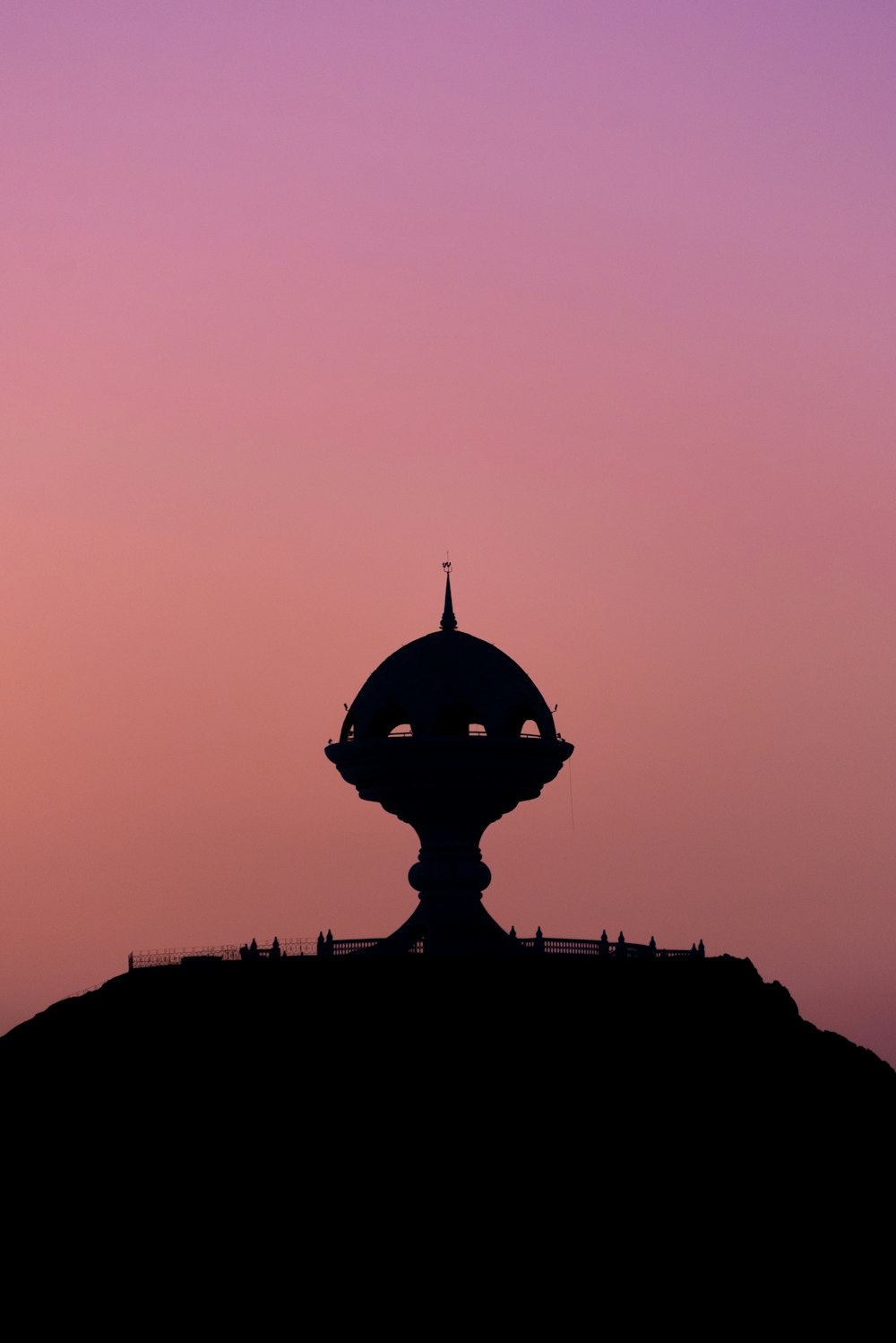 silhouette dell'edificio a cupola durante il tramonto