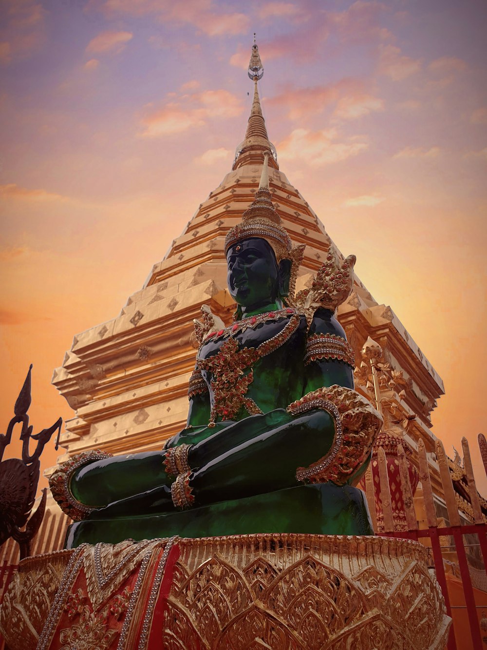 金と緑のヒンドゥー教の神像