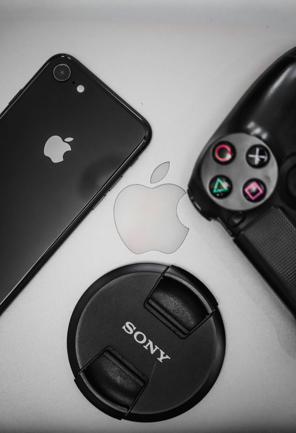 Foto de iphone 7 negro junto a la cubierta de la lente de la cámara  logitech negra – Imagen gratuita Gris en Unsplash