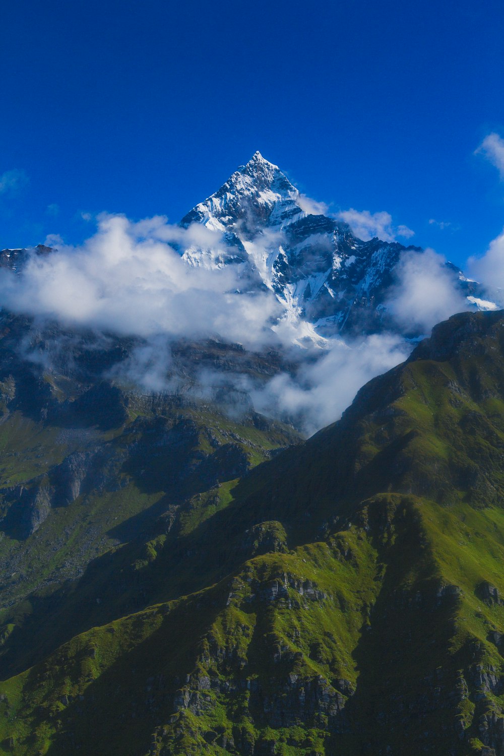 grüner und brauner Berg unter blauem Himmel tagsüber