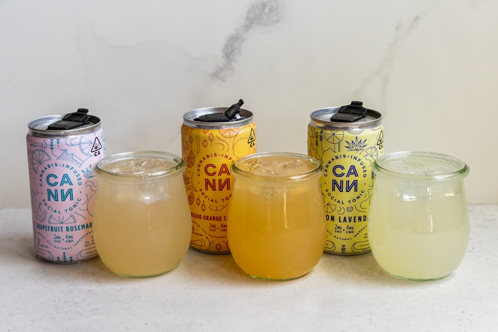 3 bocaux en verre transparent avec liquide jaune