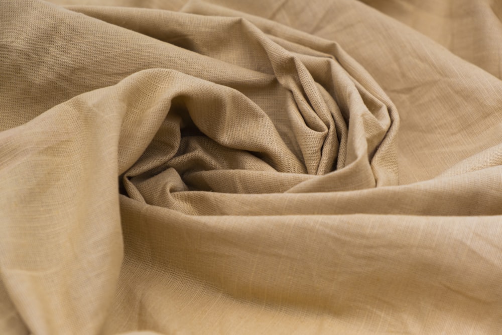 textil gris sobre mesa de madera marrón