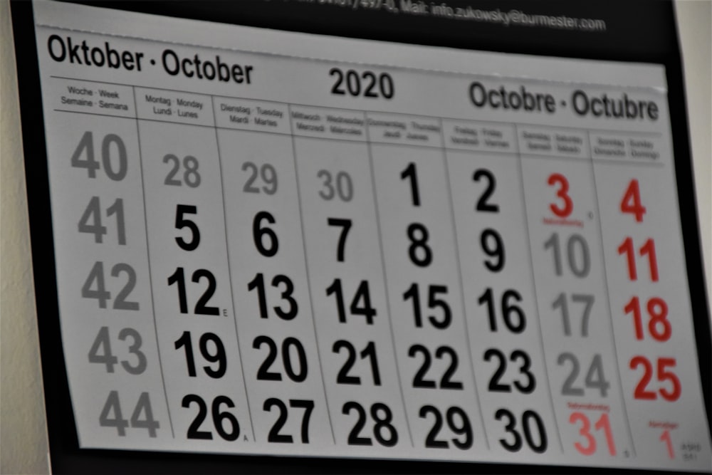 calendario in bianco e nero sulla parete bianca