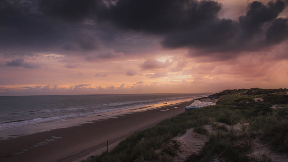 vagues de mer s’écrasant sur le rivage au coucher du soleil