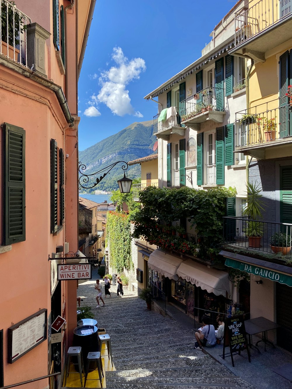 persone che camminano per strada vicino agli edifici durante il giorno