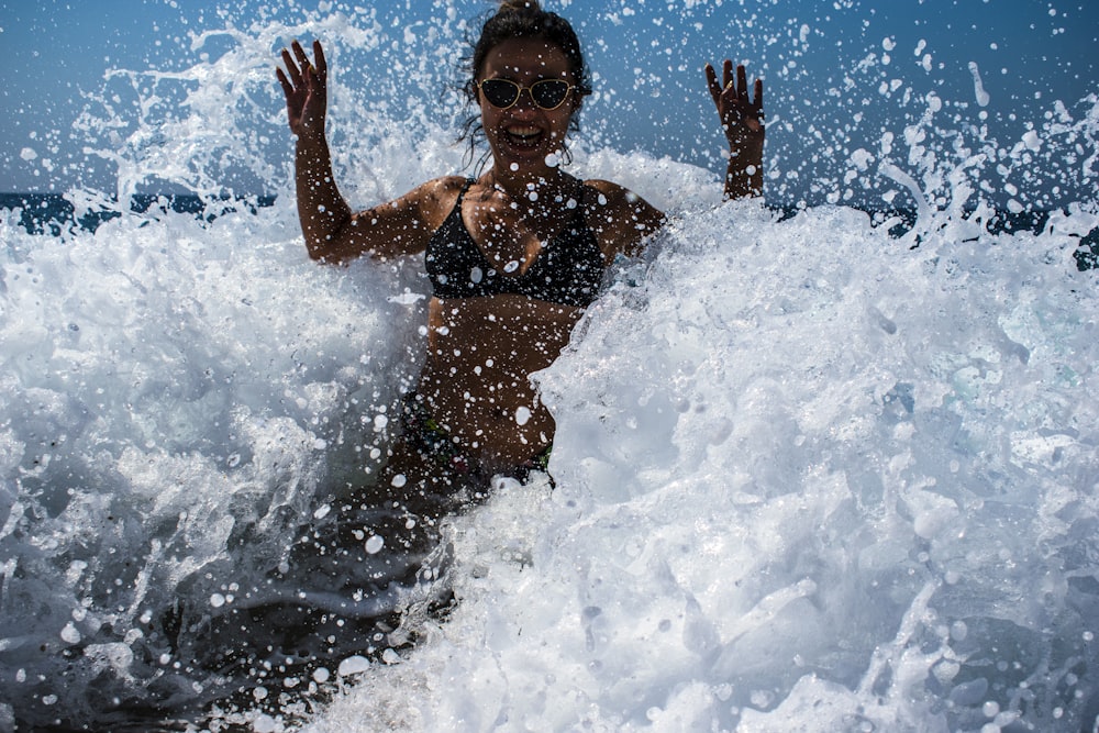 Femme en bikini noir et blanc dans l’eau