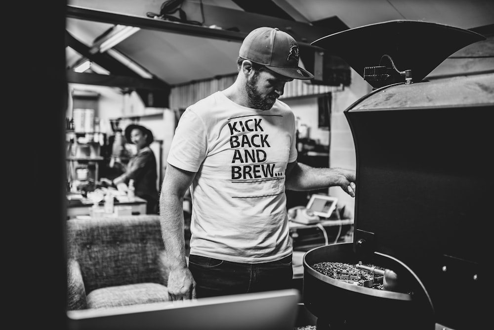 Mann in weißem Rundhals-T-Shirt und schwarzer Hose mit schwarzer Mütze