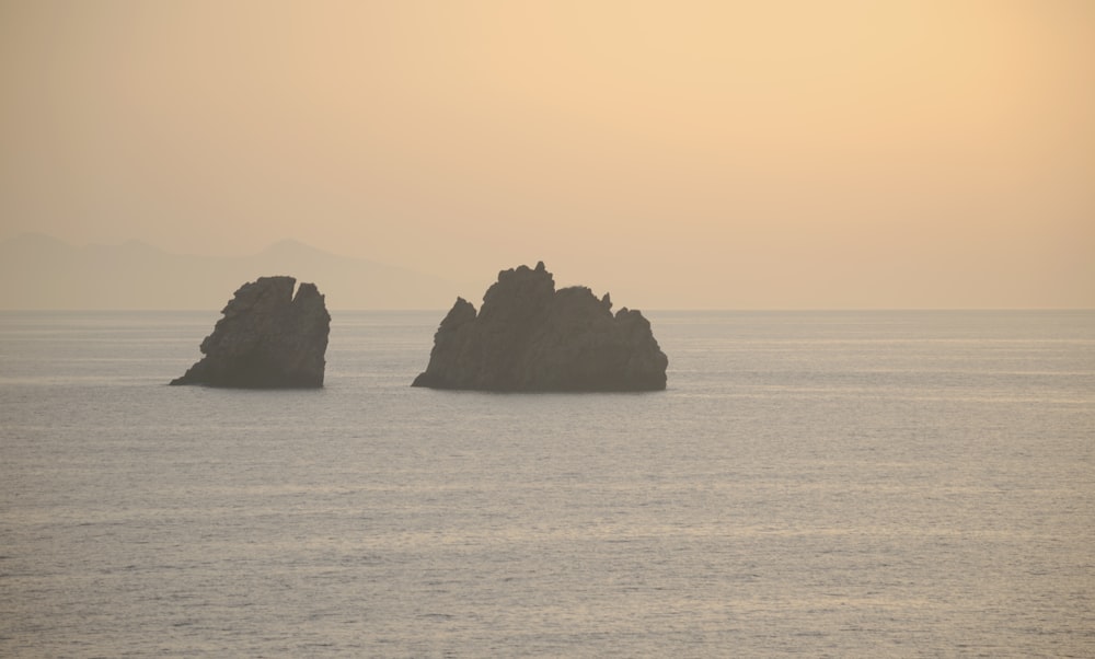 昼間の海上の褐色岩層