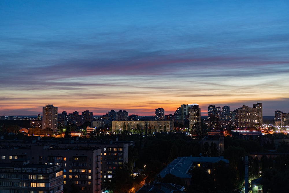 Ligne d’horizon de la ville pendant la nuit