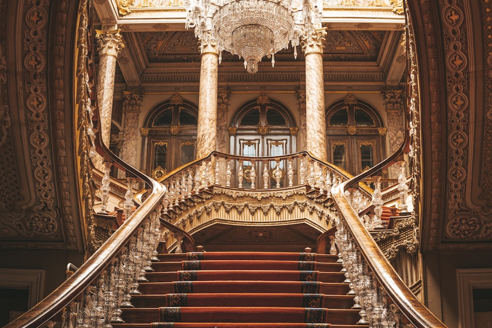 Escalera de hormigón marrón y blanco