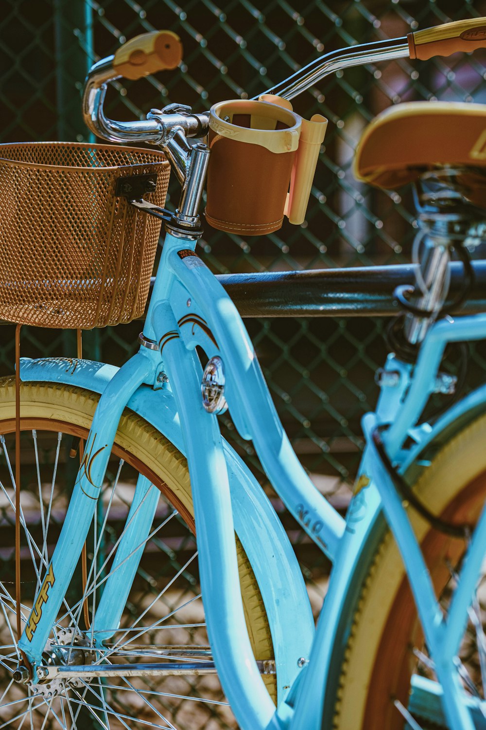 blaues Fahrrad mit braunem Korb