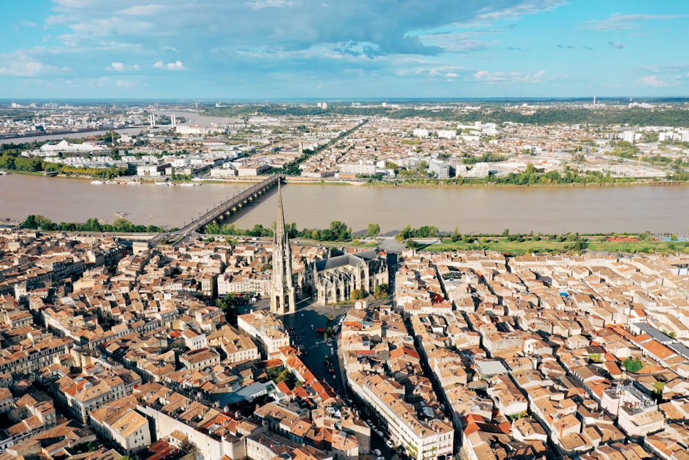 vista aérea dos edifícios da cidade durante o dia