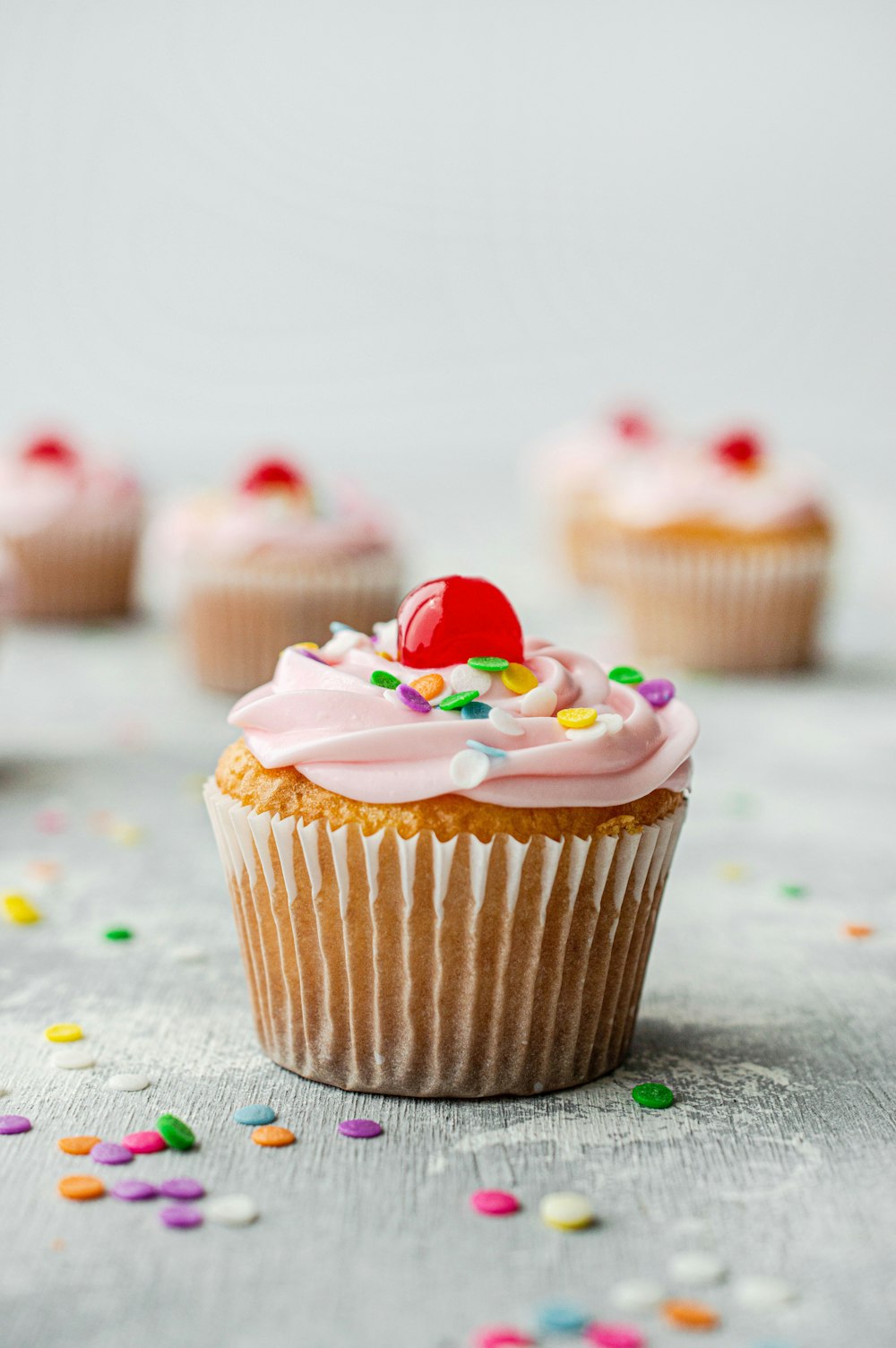 cupcake com cereja rosa por cima