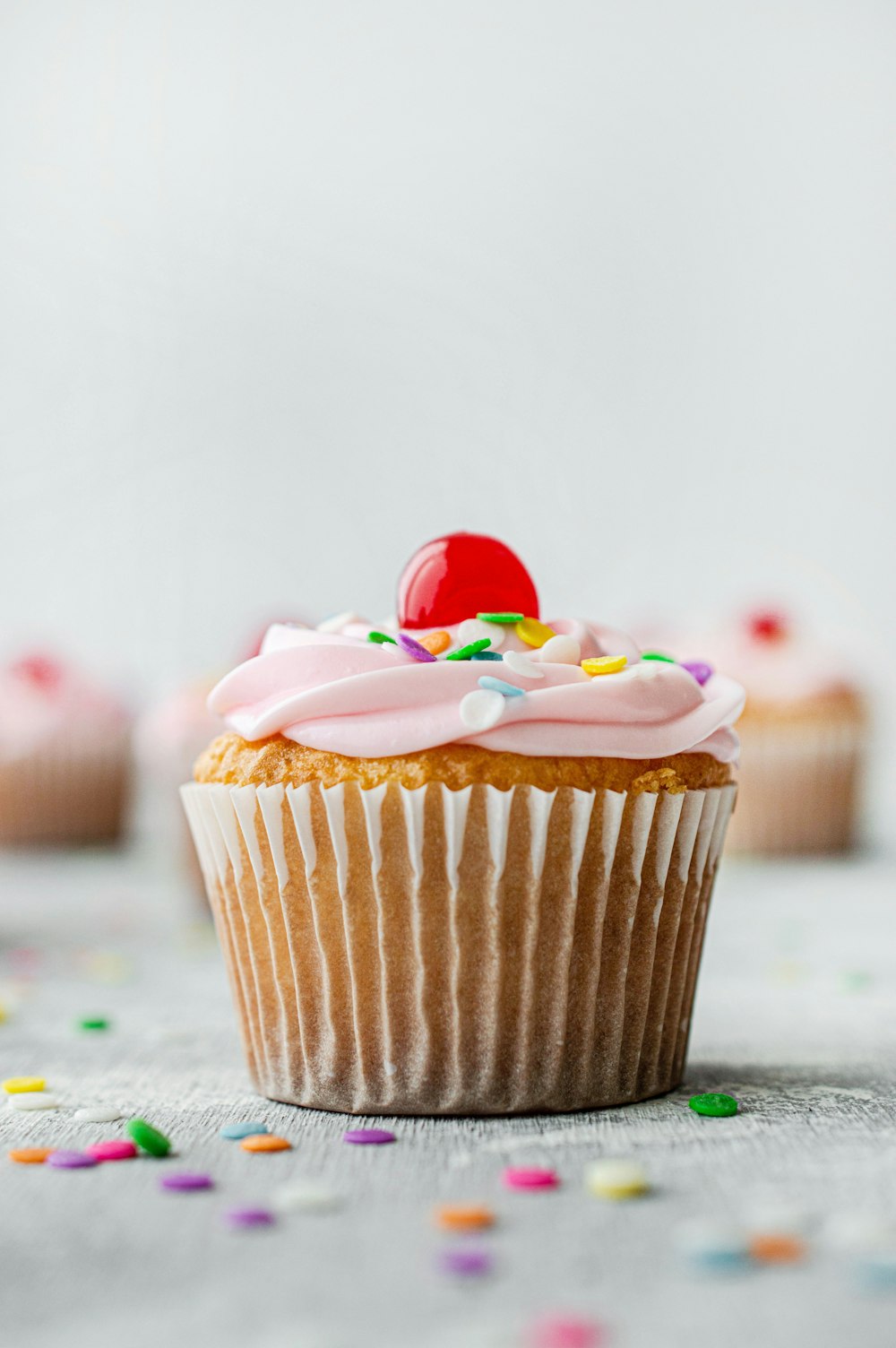 Cupcake con glassa rosa in cima