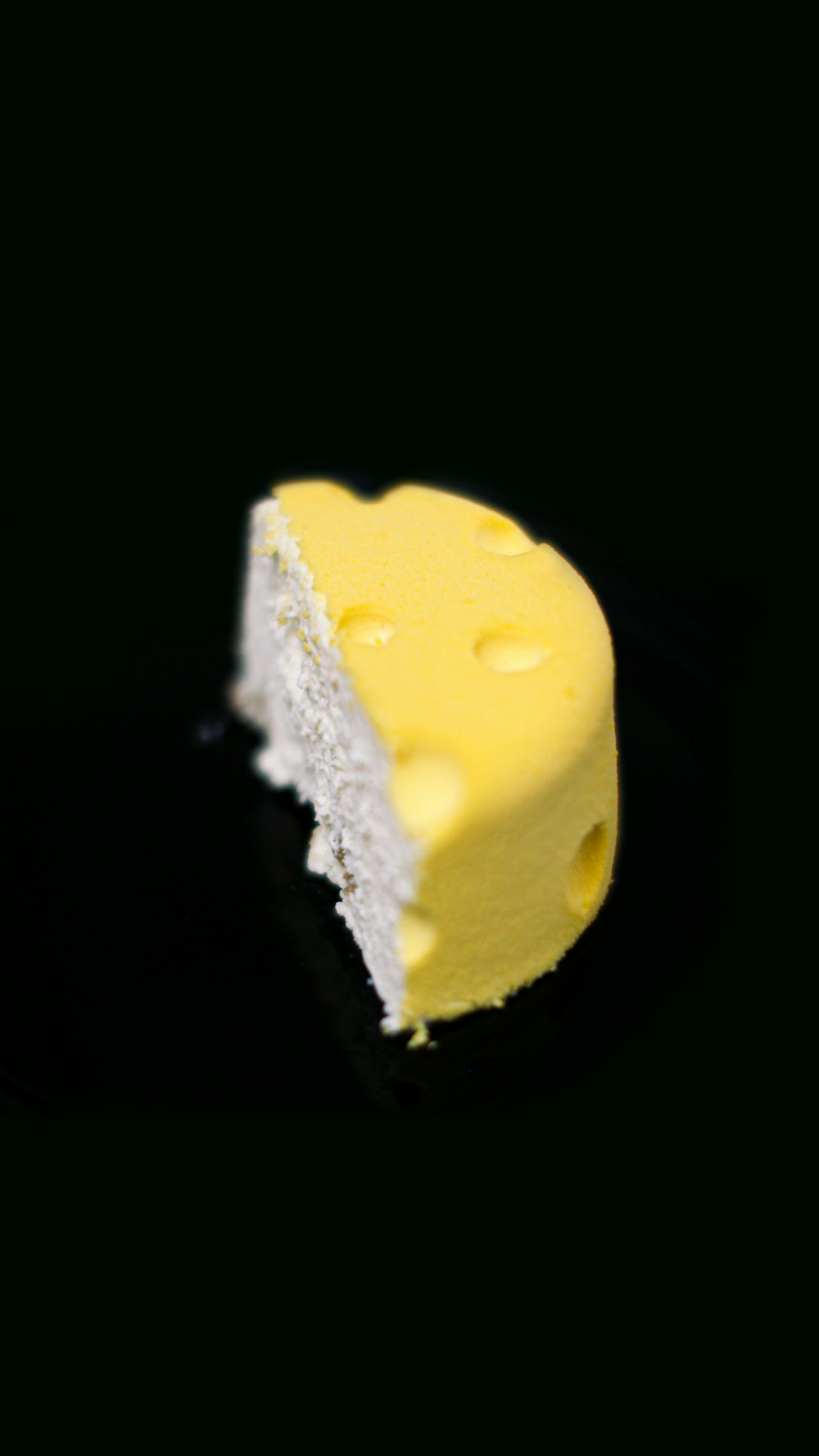 검은 표면에 노란색과 흰색 케이크