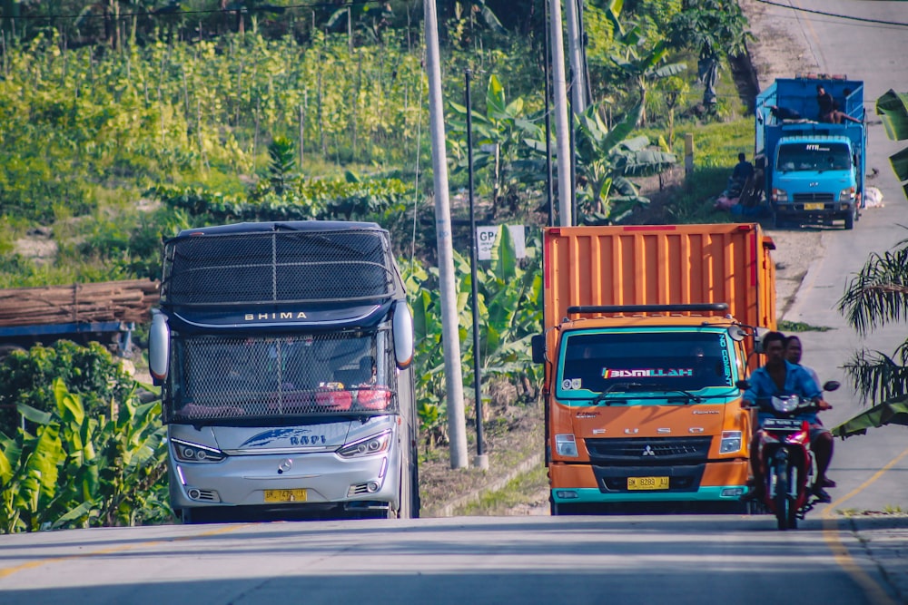 Blaues und silbernes Auto tagsüber unterwegs