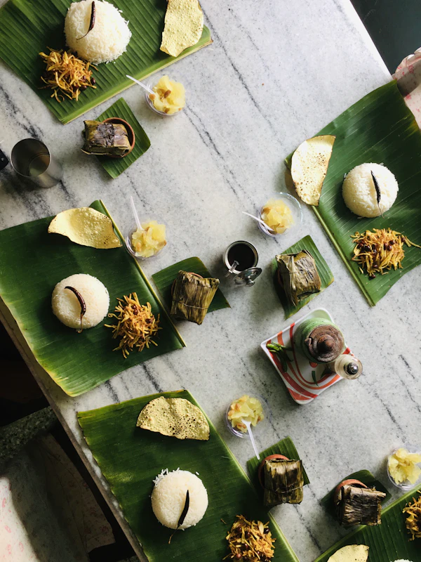 A full Sadya thali spread of rice with many small coastal dishes