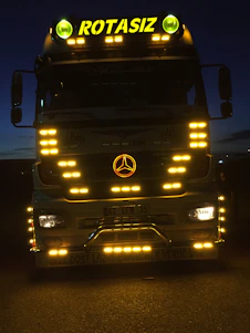 A professional tow truck in action at night on a highway near Antalya Kumluca.