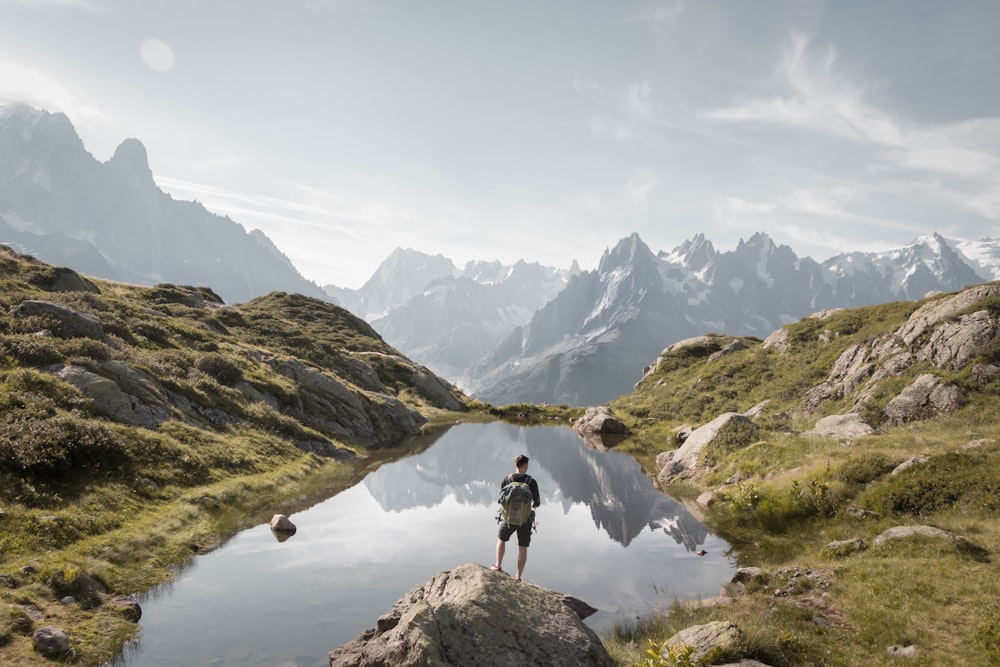 Persona in piedi sulla montagna di roccia durante il giorno